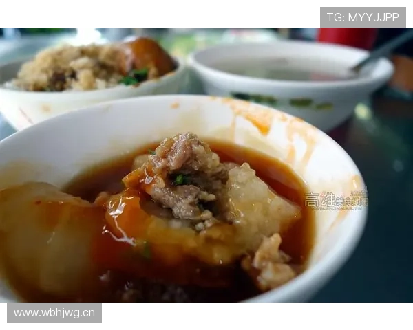 熊朝忠家的米线店开在拳馆隔壁，冠军吃一碗要加三个卤蛋